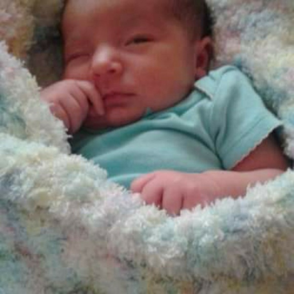 Hand knitted baby blanket - Picture 3 of 3